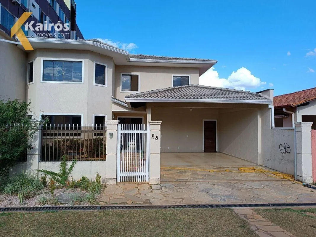 Casa em estilo colonial, distribuída em dois pavimentos, com ambientes amplos e ...