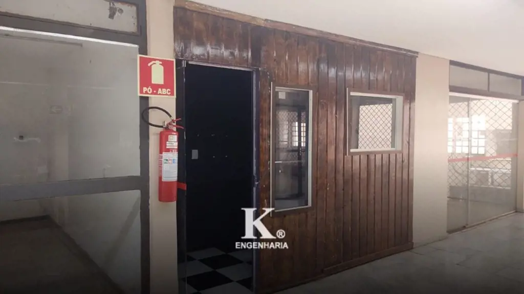 Edifício comercial com amplas salas de 40 m2 de área e banheiro privativo, local...