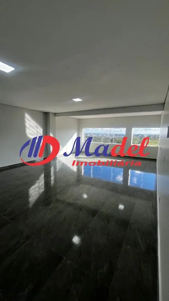 Madel Imobiliária aluga excelente sala no condomínio Alto da Boa Vista em Sobrad...