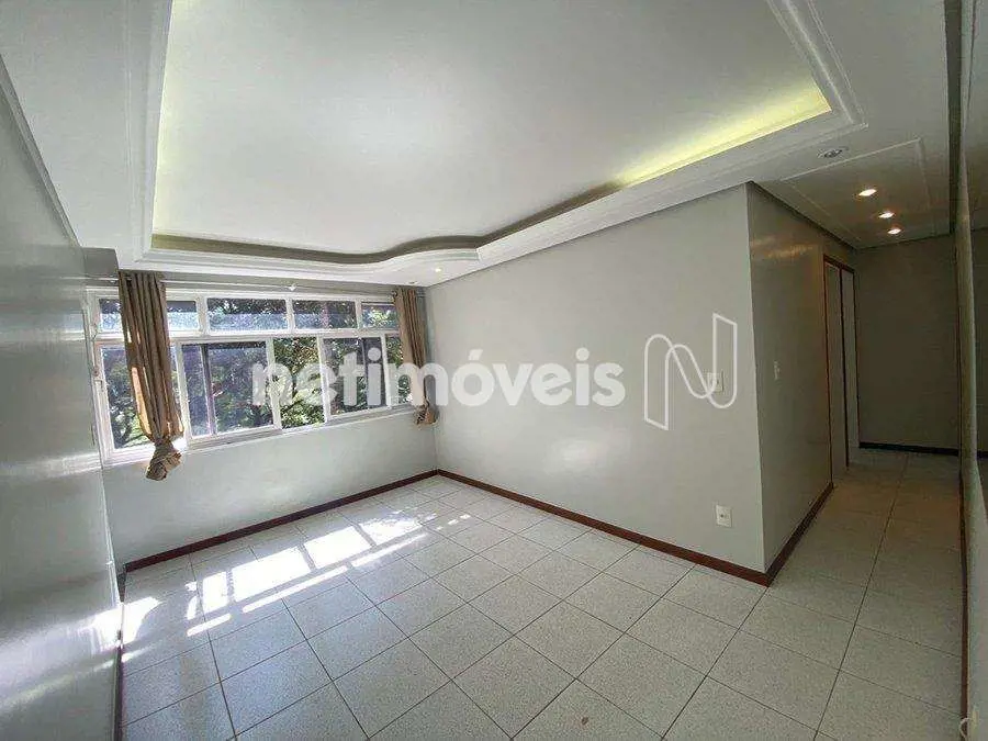 Excelente oportunidade, composto por sala, com iluminação e espelho grande, corr...