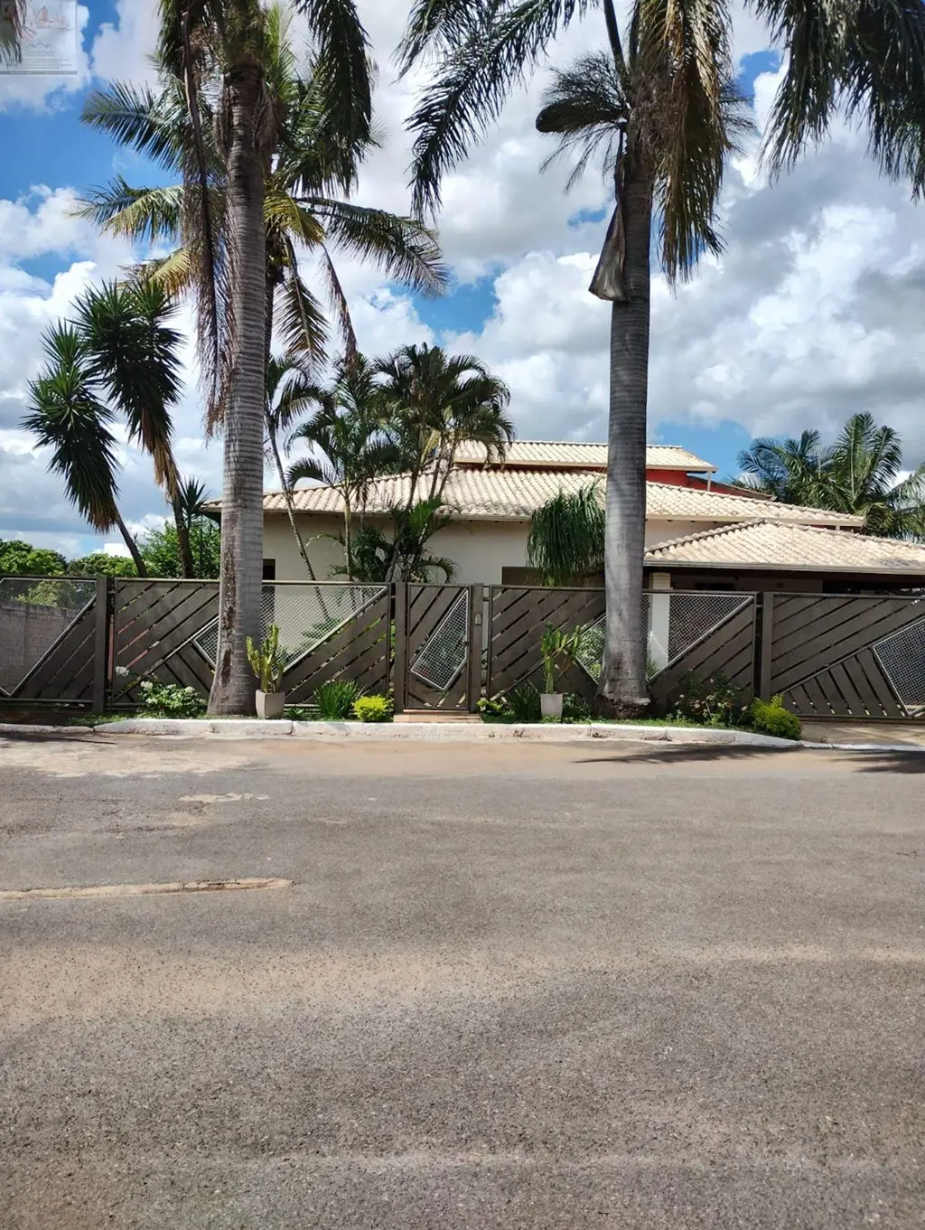 Simpática e Sossegada Casa em Condomínio fechado, implantado e consolidado, em e...