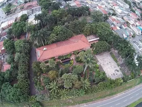 Casa/Chácara urbana no coração de Goiânia! Com uma área total de 9730m².Essa pro...