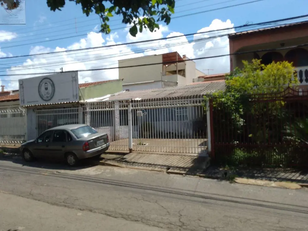 Descubra uma casa acolhedora no coração do Guará, localizada na QE 21 Conjunto A...