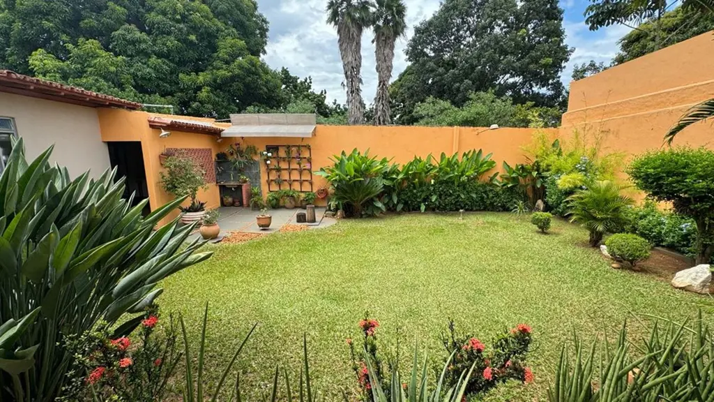 Vende-se Casa no Setor Sul em Goiânia, sendo 3 quartos, 2 suítes todos os quarto...