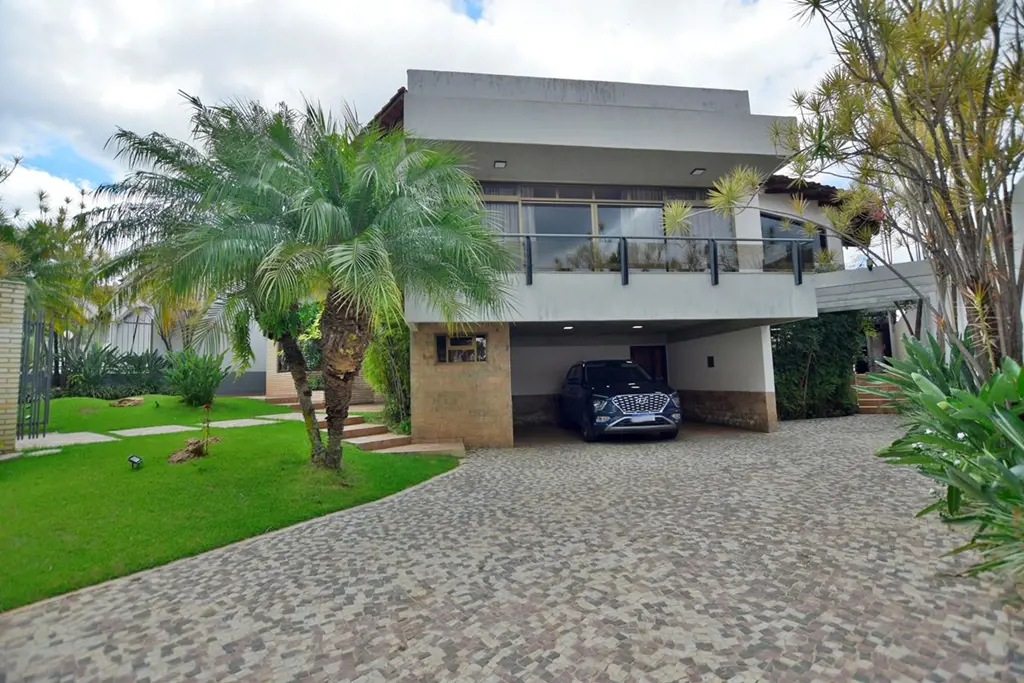 Excelente casa localizada numa das melhores quadras do Lago norte, super reforma...