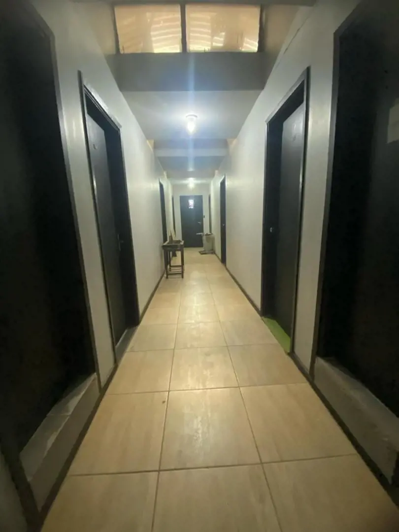 SALA COM BANHEIRO;PRÓXIMO A O PONTO DE ÔNIBUS;PRÓXIMO A ESTAÇÃO DO METRO;PRÓXIMO...