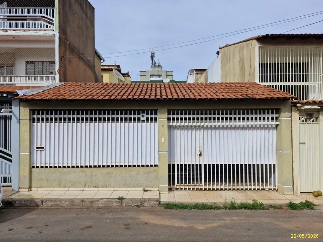 Excelente casa com pintura nova e toda na laje, o imóvel conta com 02 quartos, s...