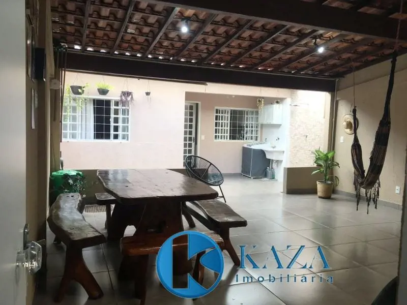 Se você está procurando uma casa espaçosa, confortável e bem localizada, essa é ...