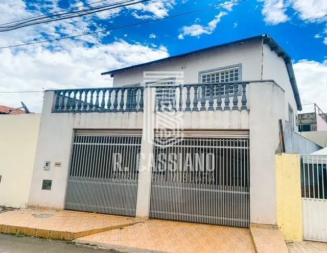 R. CASSIANO VENDE Excelente casa na Vila Planalto, no Centro de Brasília, compos...