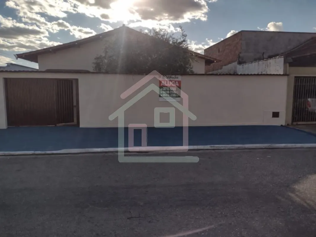 Aluguel - Casa Residencial no Jardim América em GoiâniaCasa com - 03 Quartos, se...