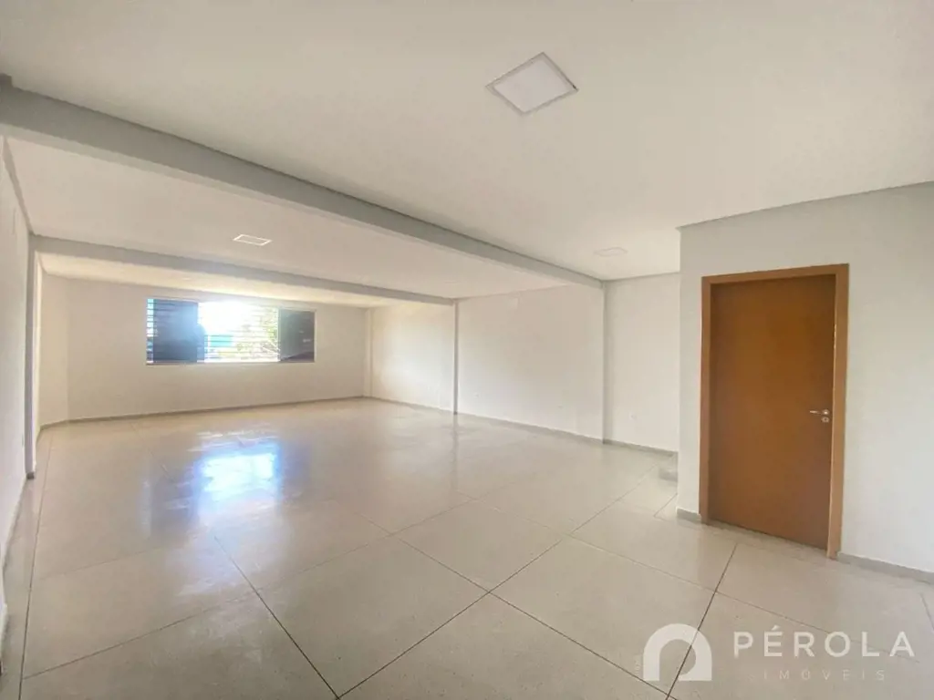 Sala comercial piso superior medindo 60m² com um banheiro. Estacionamento rotati...