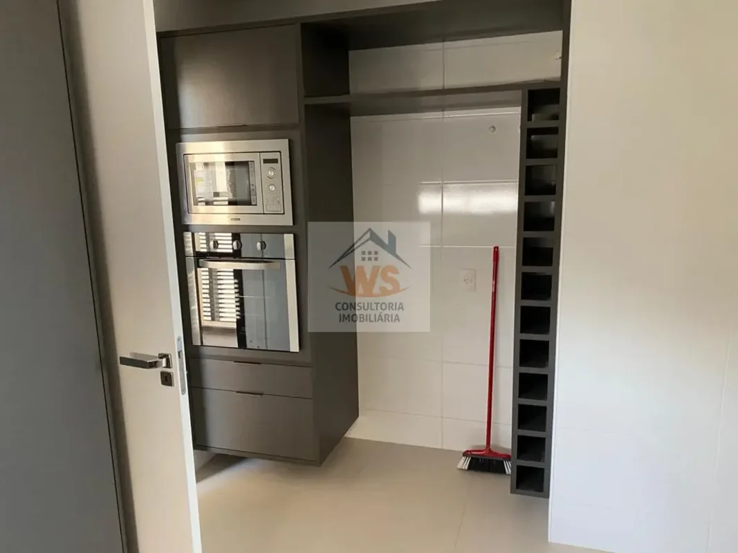 - Apto Alto Padrão- Todo Reformado- 04 quartos- 04 suites- 04 vagas de garagem -...