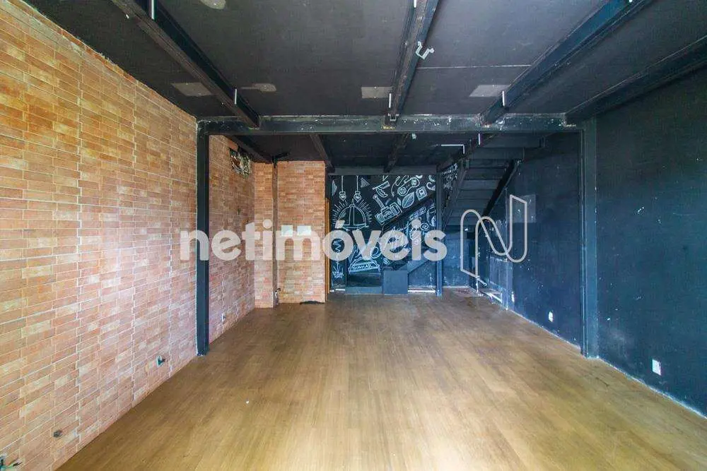 Invista no seu negócio no Noroeste! Loja com mezanino, localizada no térreo, com...