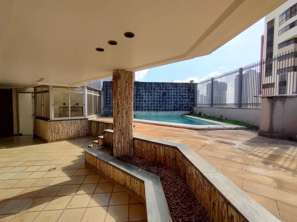 Espaçosa e bem distribuída, esta cobertura duplex oferece conforto, privacidade ...