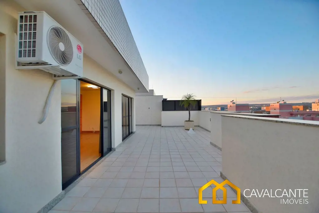 Refinado e acolhedor, este apartamento de cobertura na SQN 214, ASA NORTE, Brasí...