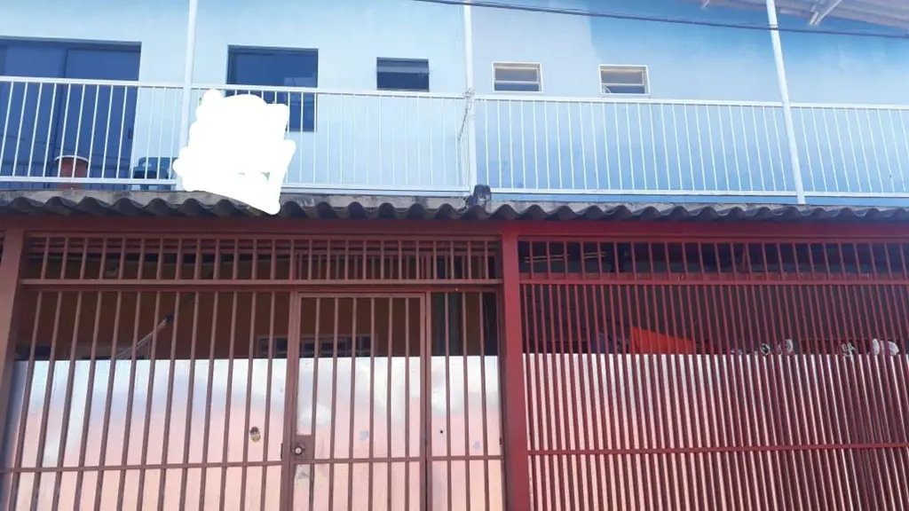 Excelente Oportunidade para quem quer investir Casa de Esquina...DESCRIÇÃO:Quadr...