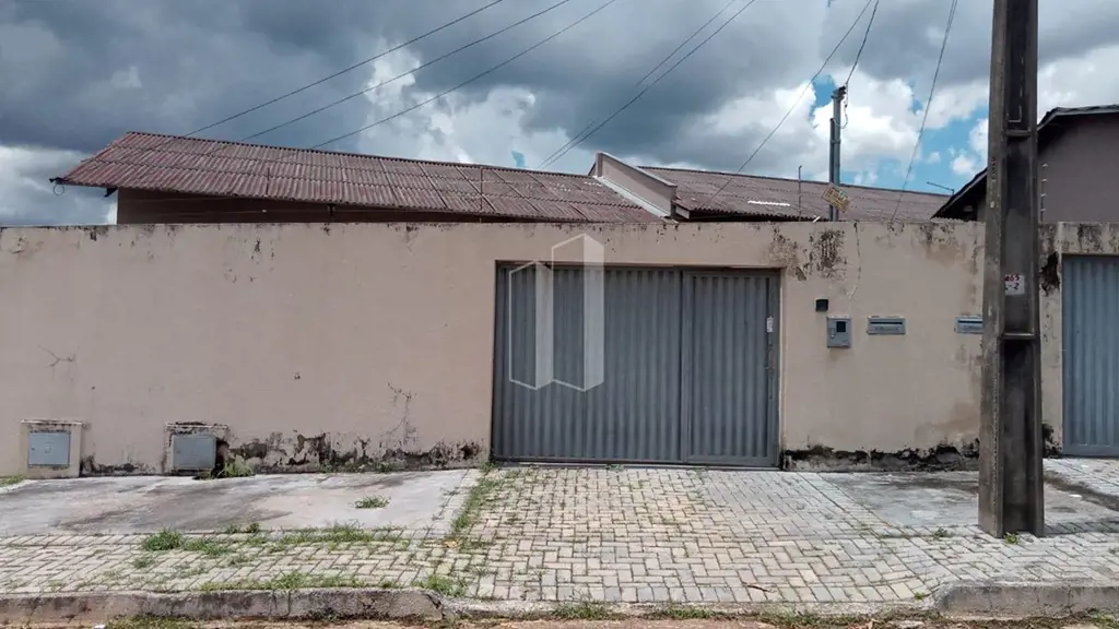 Linda casa. Composta por 1 quarto, banheiro social, sala, cozinha, lage, quintal...