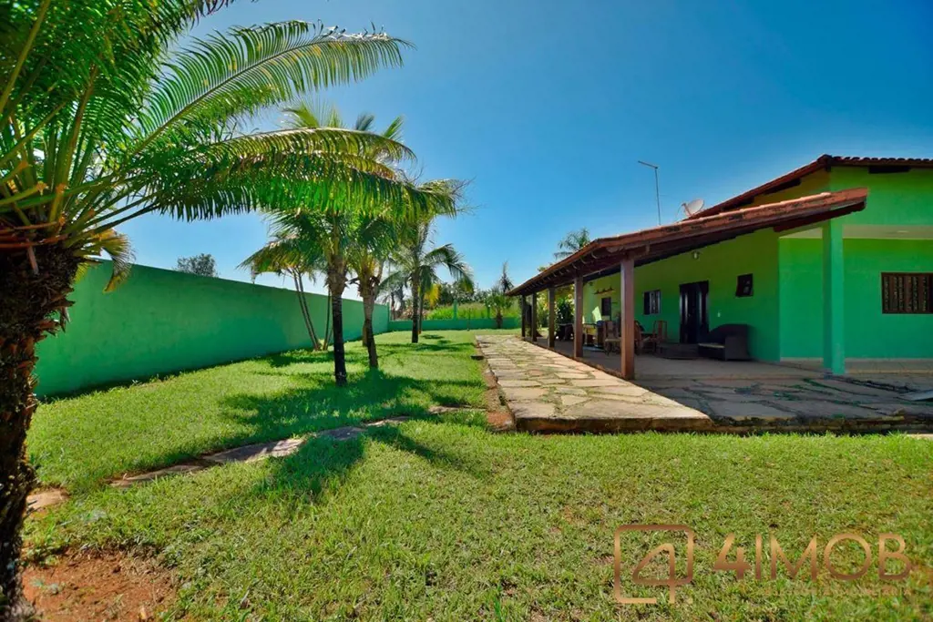 Casa espaçosa em Condomínio fechado muito tranquilo, segurança 24 horas, 3 suíte...