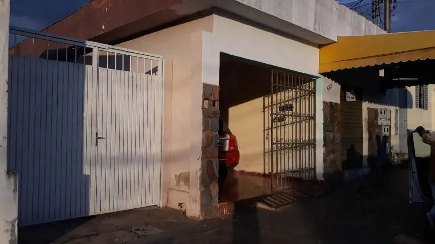 Uma ótima casa com garagem, sendo coberta para um carro, 3/4, banheiro social, s...