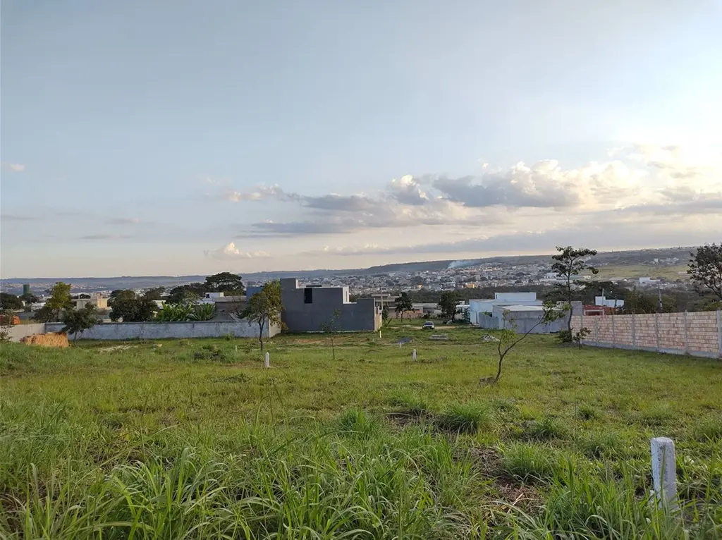 VendoLote no condomínio Estância dos Ipês com 300m², com frente para o nascente....