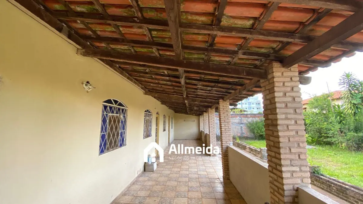 VENDO CASA COM TRÊS QUARTOS, BANHEIRO, SALA E COZINHA, BEM LOCALIZADA NA ENTRADA...
