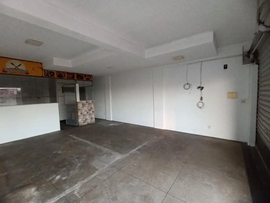 C?d. 21100.022Loja na QNE 09 Excelente loja em ?rea movimentada com 36m? compost...