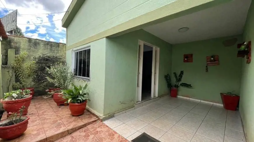 Ótima casa na Vila Jussara, com garagem coberta, 3/4, banheiro social, 2 sala, c...