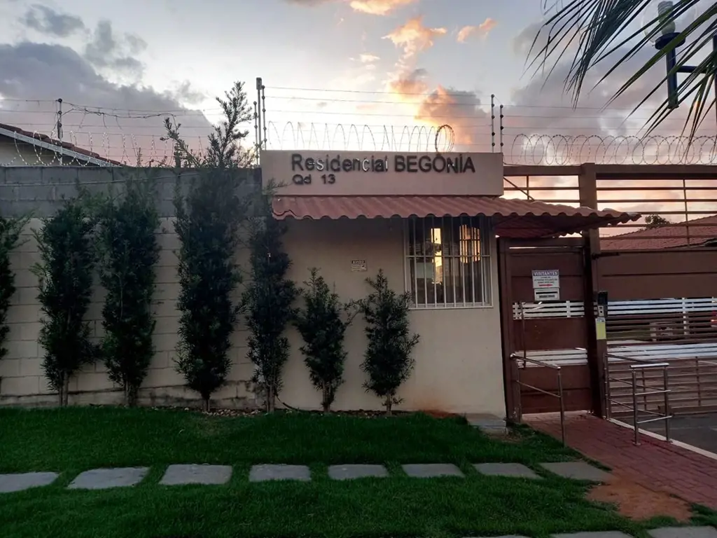 Casa em condomínio fechado com 3 quartos, sendo 1 suíte, banheiro social, sala 2...