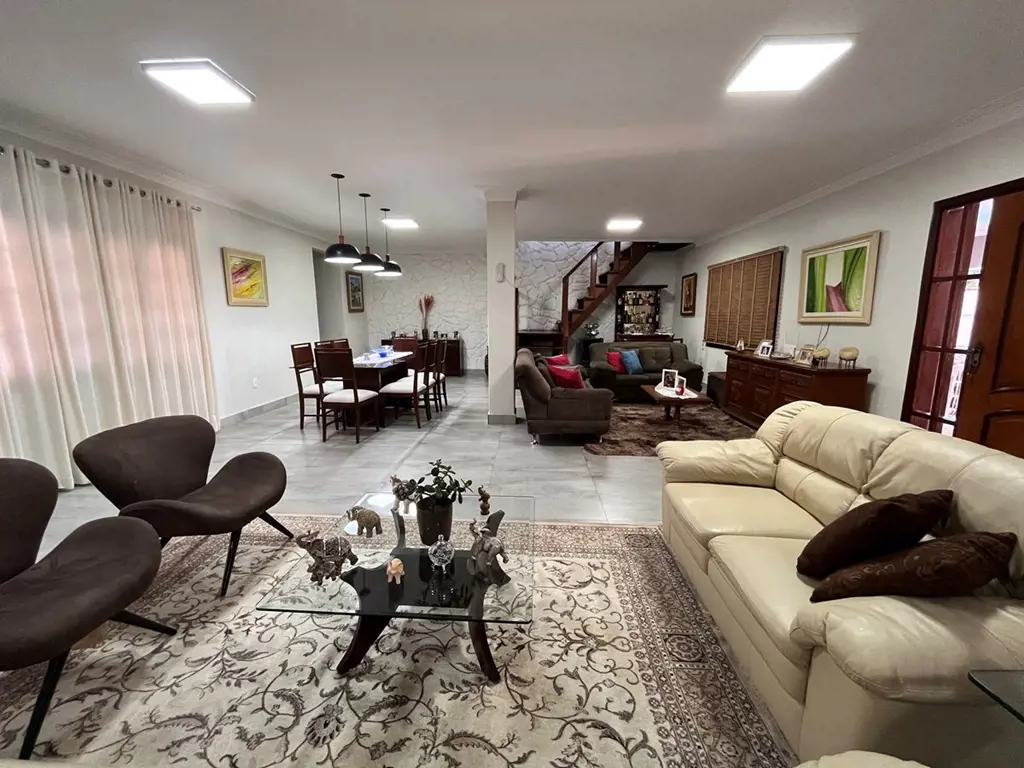 ÓTIMA CASA NO SOLAR DE ATHENAS Ambiente perfeito para uma família grande Bem loc...