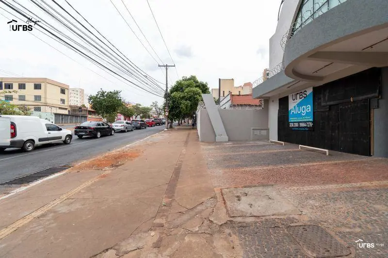Prédio comercial com 680 m². Fica situado na Rua 10 no setor central, via com li...