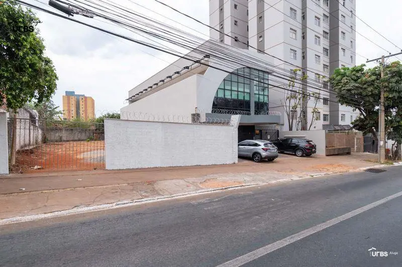 Prédio comercial com 680 m². Fica situado na Rua 10 no setor central, via com li...