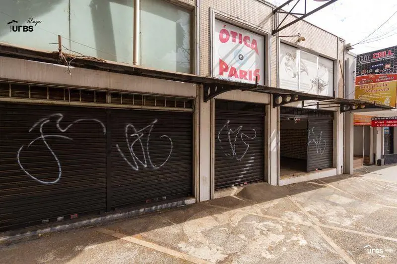 Excelente loja comercial no setor Centro, com 2 banheiros sociais e depósito. 31...