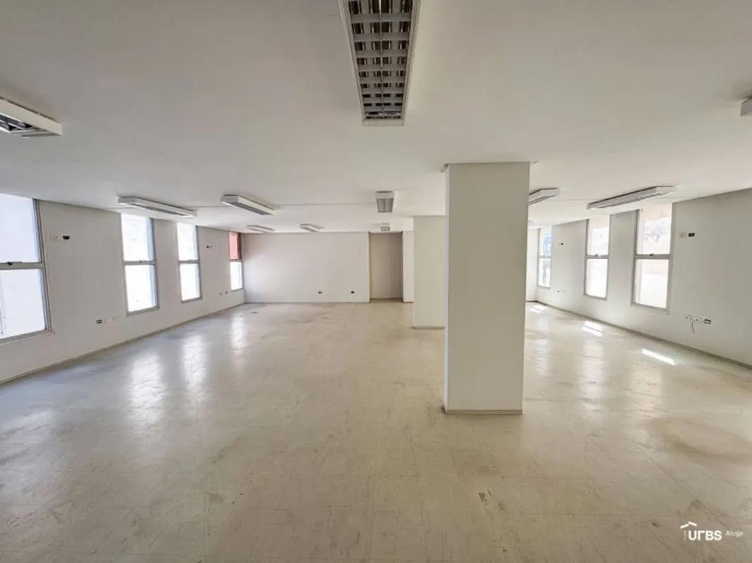 Prédio comercial com área total de 1.459 m², composto por 04 pavimentos de 330 m...
