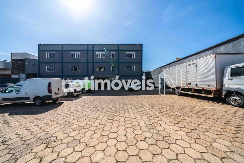 Oportunidade para investidores!!! Prédio comercial em três pavimentos com galpão...