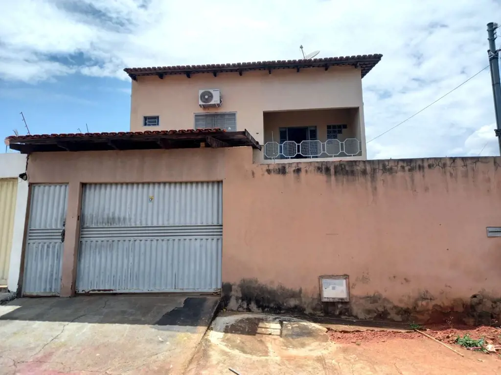 Sobrado com 03 quartos, sendo 01 suíte, banheiro social superior, sacada na suít...