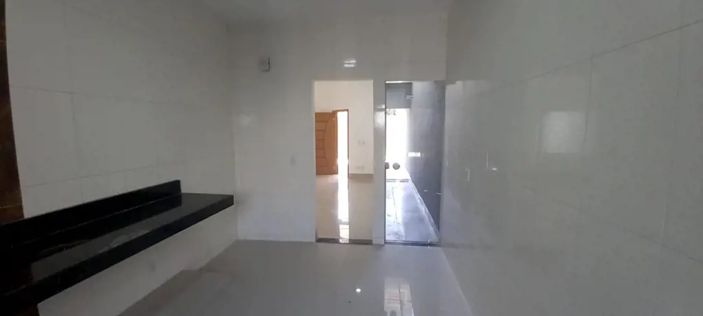 Casa nova com 03 suítes, sala em 02 ambientes com pé direito duplo e sanca de ge...