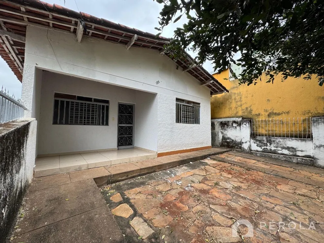 Casa com dois quartos, sala, banheiro social, cozinha, área de serviço e despens...