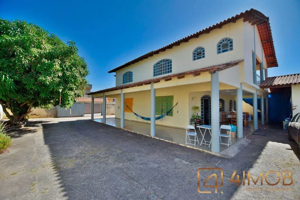 Casa localizada em lote grande, melhor localização e parte alta de Vicente Pires...