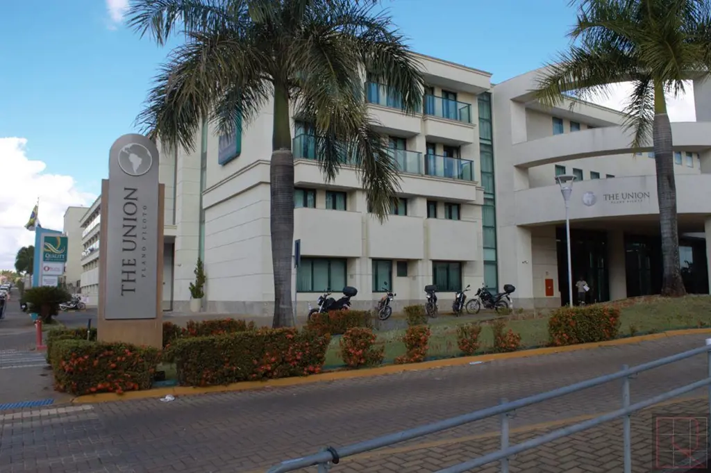 Excelente sala comercial, alugada, com ar condicionado e cortinas piso porcelana...