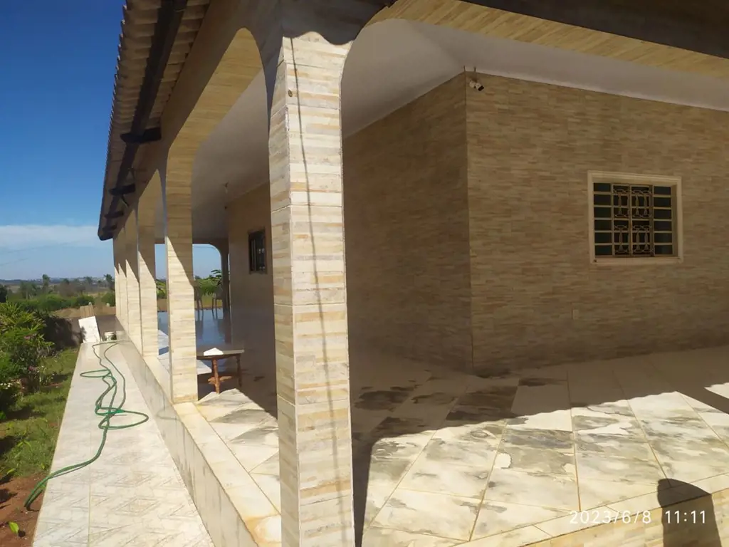 Chácara formada com 3.5 hectares, com titulo e registro.casa sede com 580 metros...