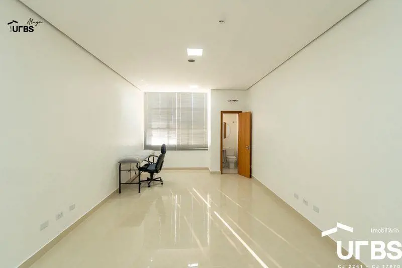 Sala em vão livre com 27,58m², com 1 banheiro privativo e 1 garagem. Sala reform...