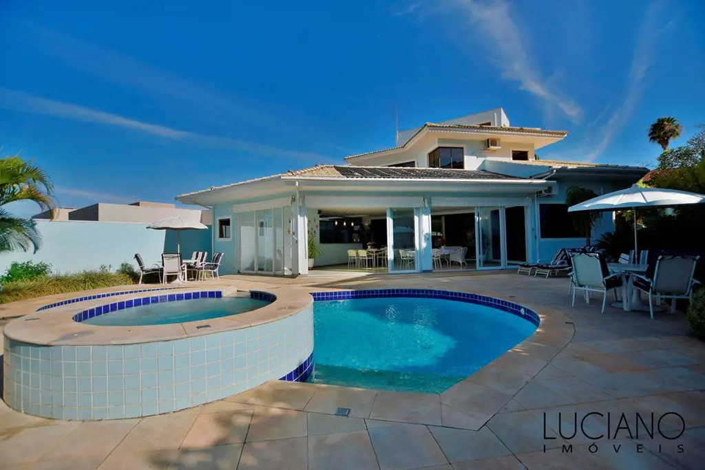 Imóvel de Alto Padrão!- Descrição:1° Piso:- Sala de estar;- Sala de jantar;- Hom...