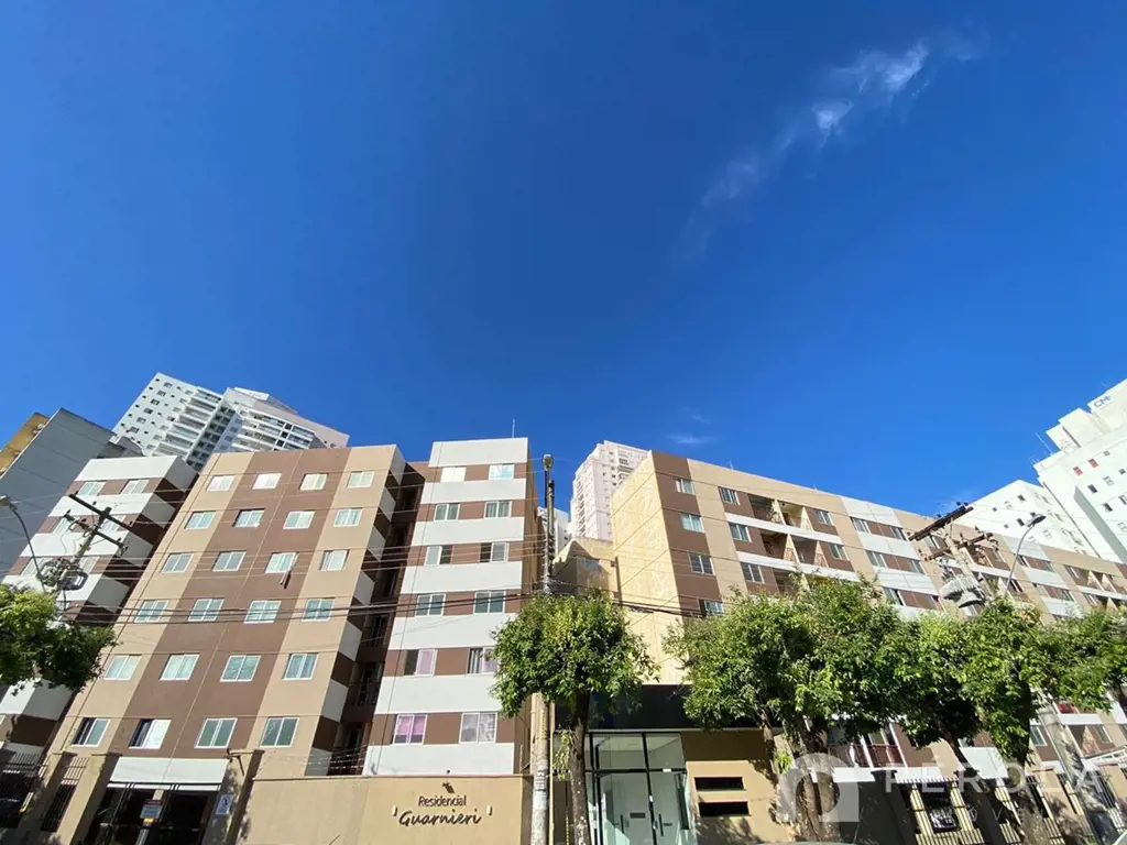 Apartamento com três quartos sendo uma suíte, banheiro social, sala para dois am...