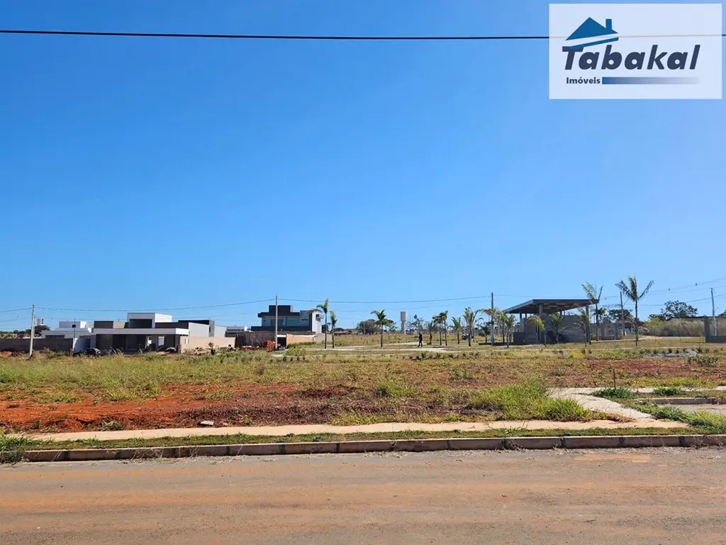 Lote com 768m2, próximo a portaria, ótima localização na Quadra 01 - Lote escrit...