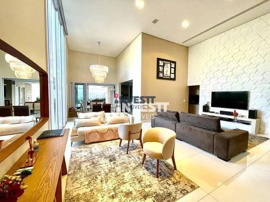 Casa térrea moderna (sem vizinhos em uma lateral) no Jardins Valência, com 256 m...