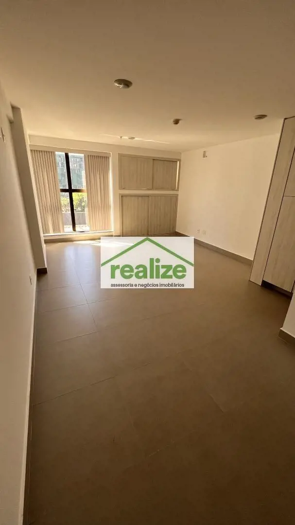 Vendo sala comercial com 27m2, armário com prateleira, espaço destinado ao ar-co...