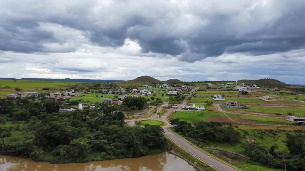 Viva a experiência de construir a casa dos seus sonhos em um local privilegiado....