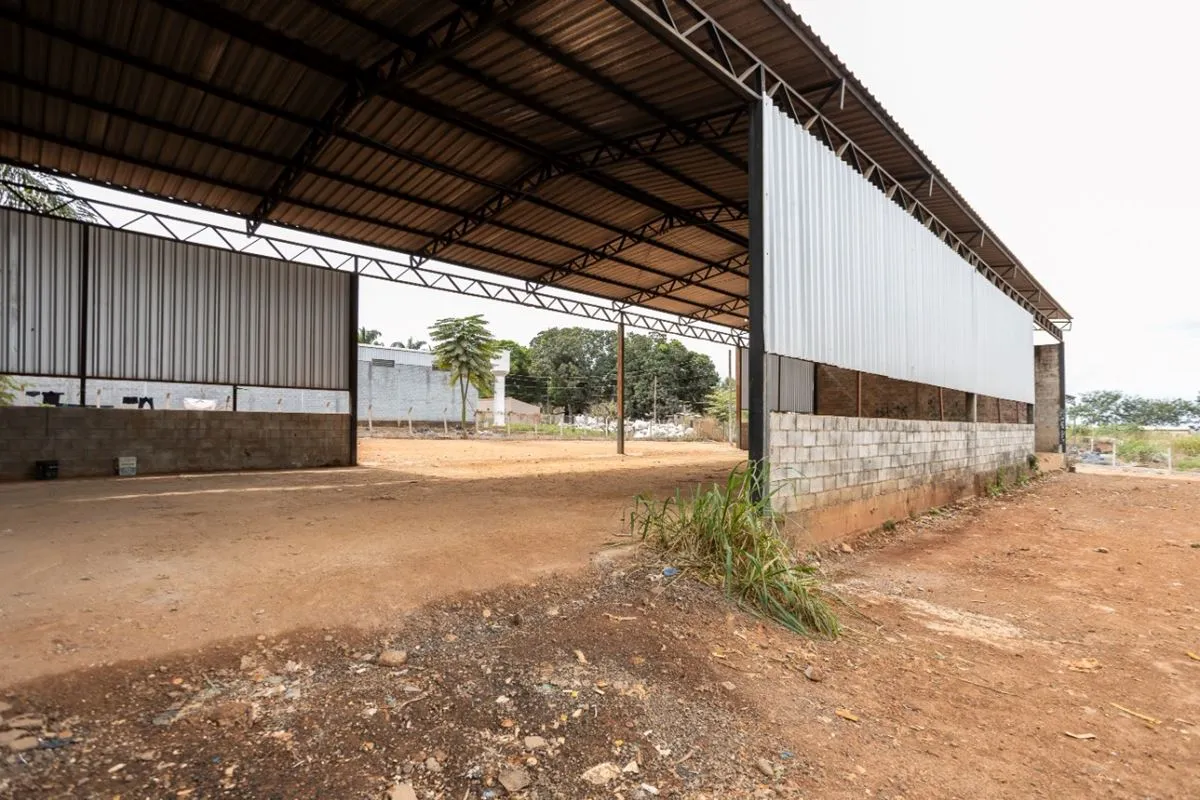 GALPÃO E ÁREA COMERCIAL/INDUSTRIAL, 450 m², TERRENO 2.927,40 m². Caixa d`água de...