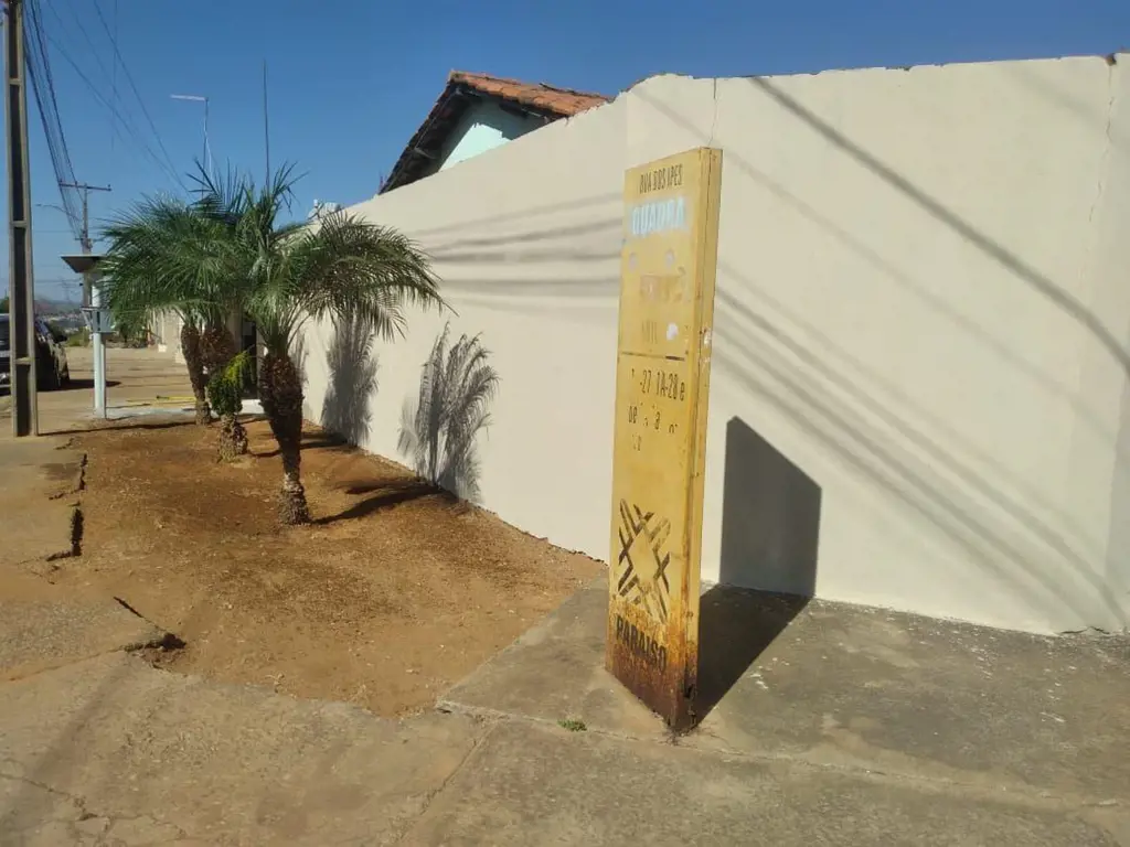 Excelente casa de Esquina, 03 quartos, saída independente, banheiro social, Escr...