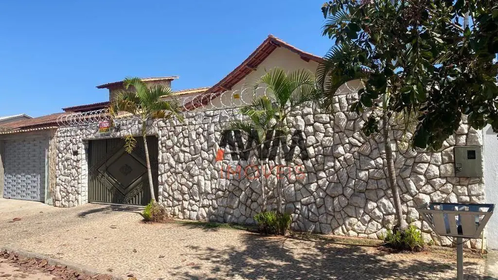 EXCELENTE casa na melhor localização do Setor Jardim América. Casa com terreno d...